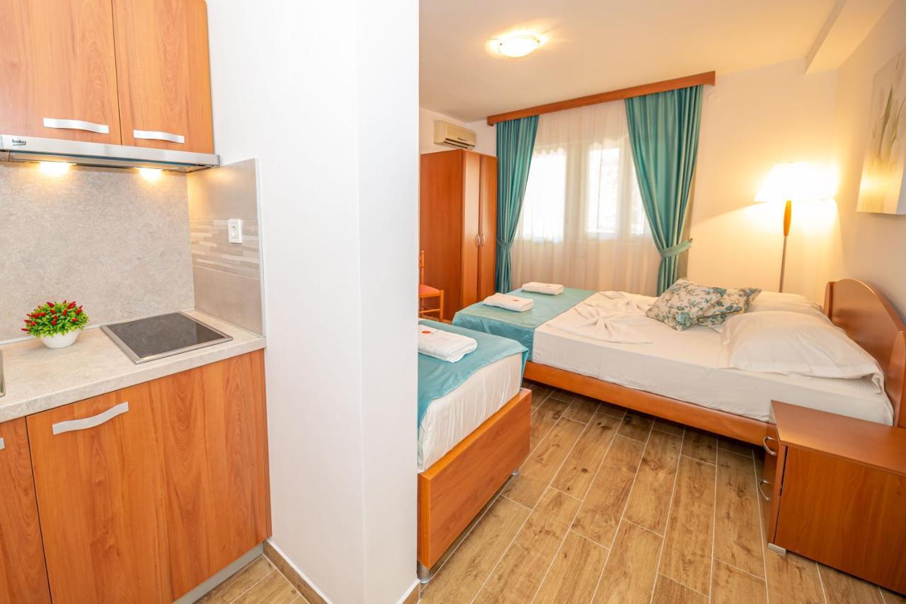 Guest House S-Lux Petrovac Bagian luar foto