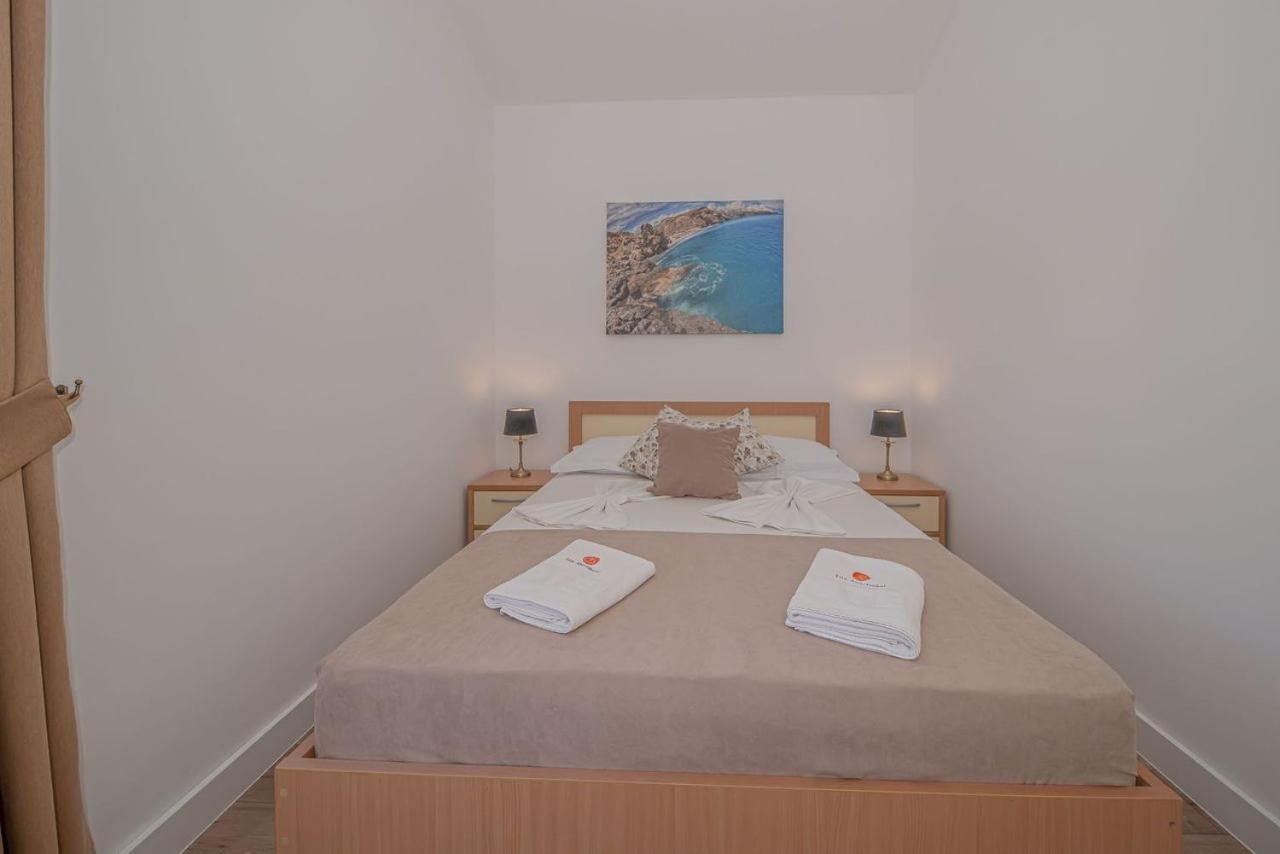 Guest House S-Lux Petrovac Bagian luar foto